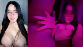Bella Berkacamata Ngangkang Spill Meki Mango