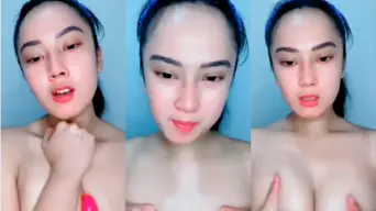Elus Toket Berkeringat Pake Dildo